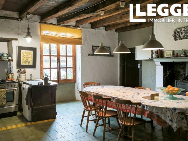 Ferme de campagne polyvalente sur 14 ha 34 acres, avec vaste grange attenante et maison d’hôtes établie