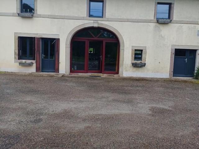 Ferme de caractére avec gîte entierement rénovés et étang de 4 hectares