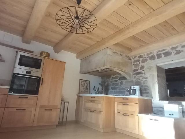 Ferme de caractére avec gîte entierement rénovés et étang de. 250m² Esmoulières