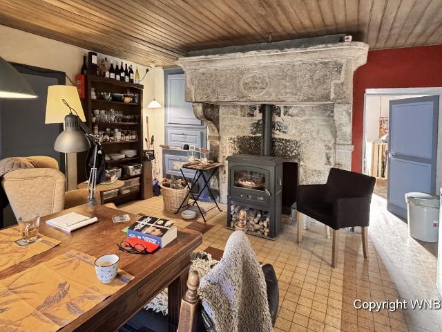 Ferme de caractère indépendante avec dépendances sur un terrain spacieux M9957 113328