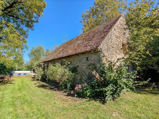 Ferme en pierre avec 6 chambres et piscine chauffée près de. 255m² Gramat