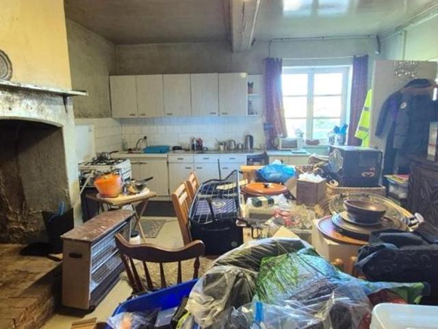 Ferme en pierre de 2 chambres avec grange attenante, à rénover e
