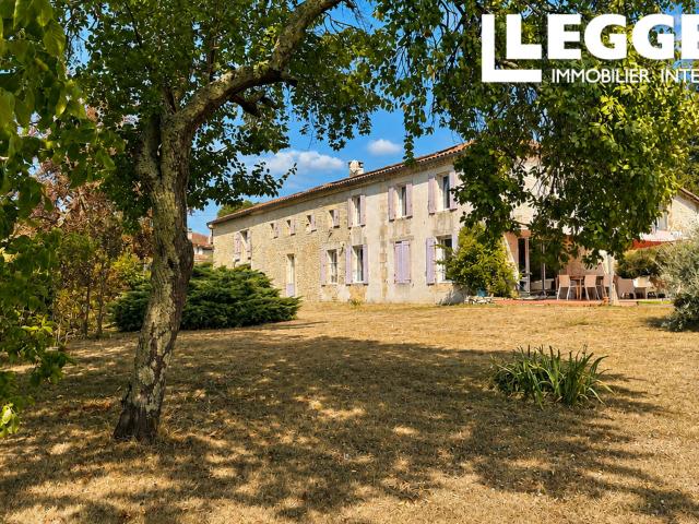 Ferme en pierre de caractère avec gîte, piscine et dépendance – Cadre paisible à seulement 5 mins de Baignes