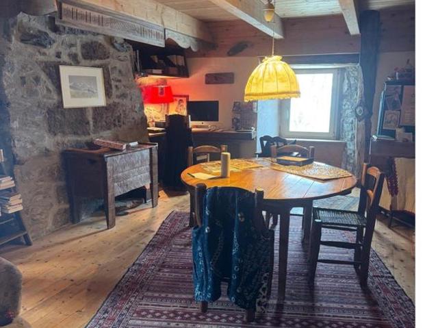 Ferme en pierres pleine de charme – grange, jardin