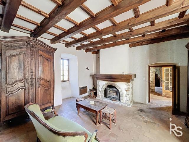 Ferme fortifiée de 260 m2 datant du XIIème siècle et 3,86 ha. 260m² Laurac en Vivarais
