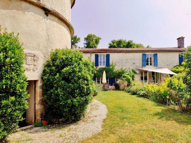 Ferme historique de cinq chambres et piscine