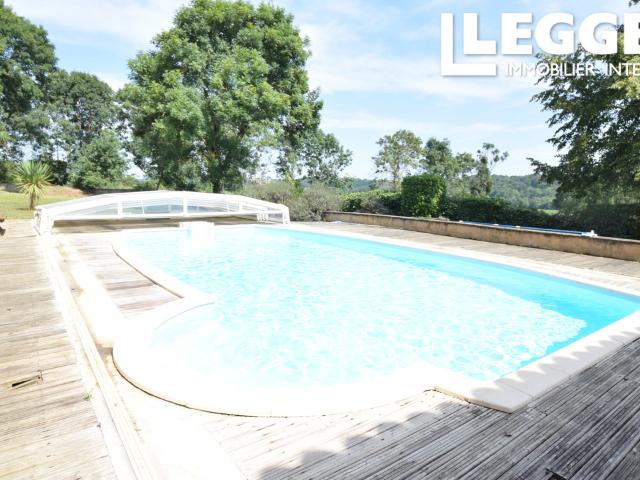 Ferme isolée rénovée et gîte partiellement rénové, avec piscine, jardin clos et vues panoramiques