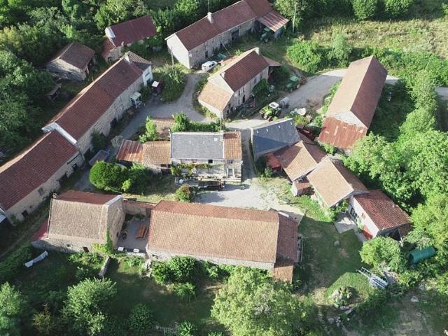 Ferme jolie entourée de campagne vallonnée avec un Gîte et 2. 200m² Sardent