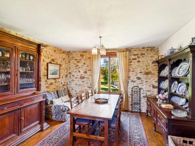 Ferme parfaitement présentée avec maison d'amis, piscine et. 234m² Saint Yrieix la Perche