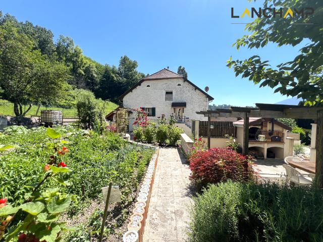Ferme rénovée avec joli jardin