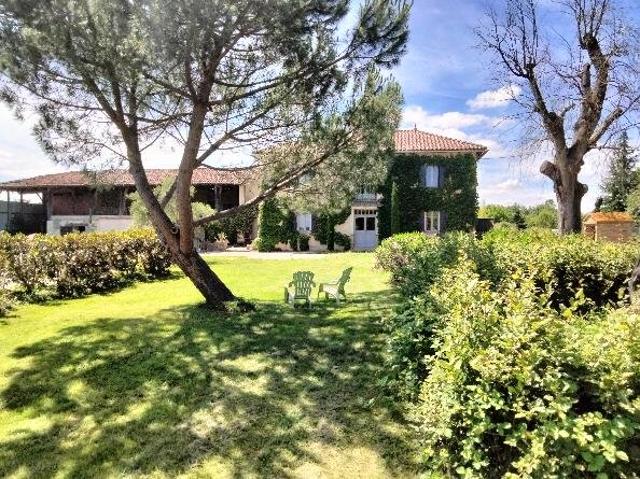 Ferme rénovée avec jardin luxuriante sur 11 ha 250m² Puymaurin