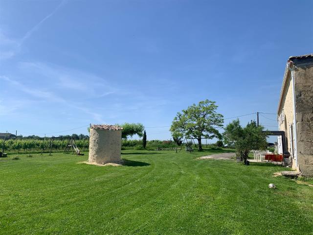Ferme rénovée de 276 m2 avec garages, piscine et jardin clos. 276m² Sauveterre De Guyenne