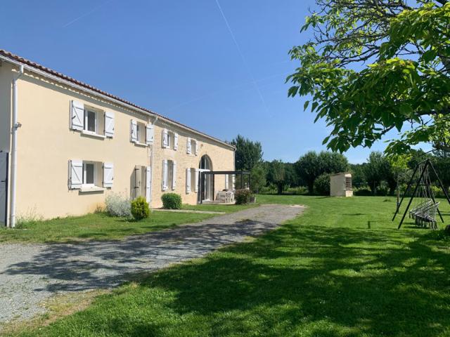 Ferme rénovée de 276 m2 avec garages, piscine et jardin clos