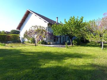 Ferme rénovée idéalement placée Cœur de Village, Feigères