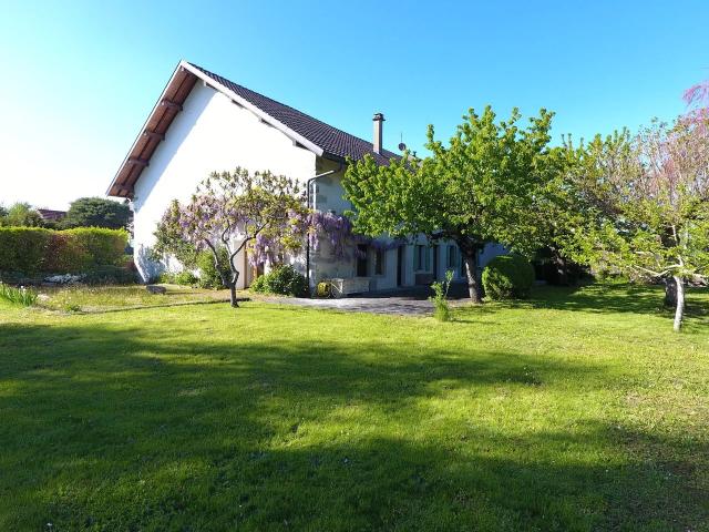 Ferme rénovée idéalement placée Cœur de Village, Feigères