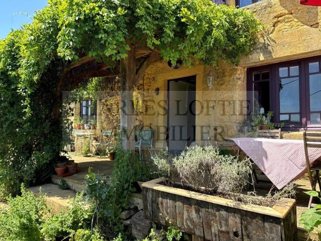 Ferme restaurée sur 1,4 ha de terrain Située dans un charman. 136m² Sainte Foy de Belvès