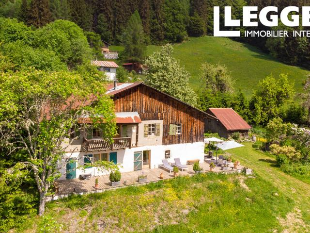 Ferme savoyarde traditionnelle située dans un endroit isolé et magnifique, avec des vues exceptionnelles