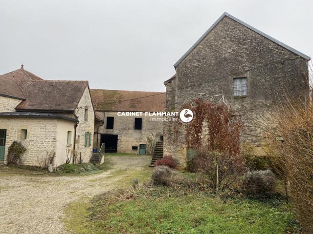Fermette ancienne + dépendances