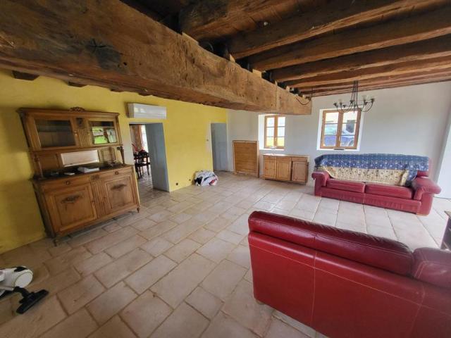 Fermette avec grange et 2,5 hectares de terrain