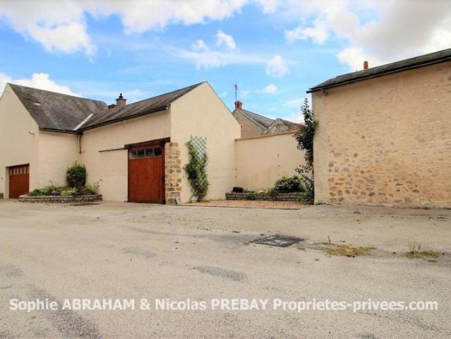 Fermette de 4 pièces, 3 chambres, dépendances, garages et terrain