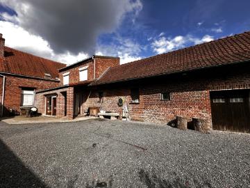 Fermette de charme avec vastes dépendances et terrain