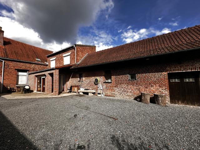 Fermette de charme avec vastes dépendances et terrain