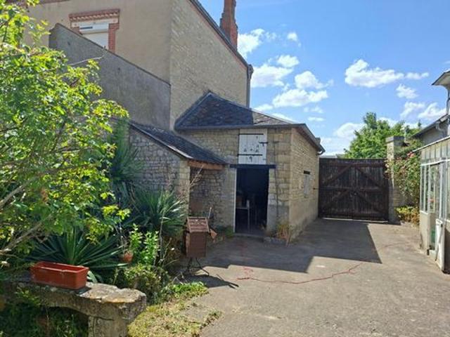 Fermette, dépendances, grand terrain constructible