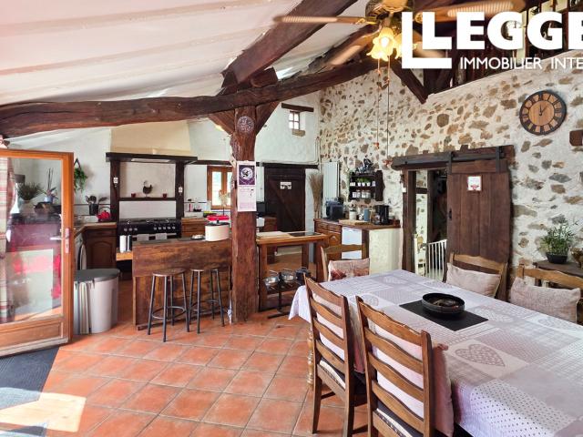 Fermette en pierre rénovée 3 chambres, 1,1 ha, grange et dépendances – Charente