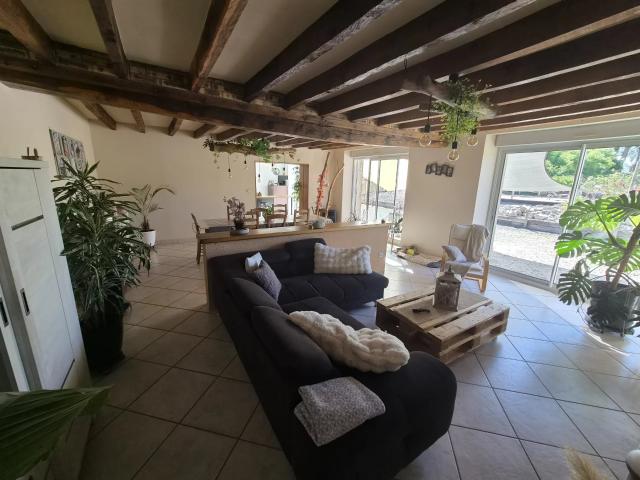 FERMETTE ENTIEREMENT RENOVEE DE 190 M2 SUR UN TERRAIN DE 5200 M2