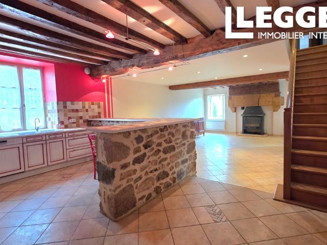 Fermette rénovée 4 chambres avec grandes granges, 2,4 ha et potentiel professionnel près de Saint Christophe