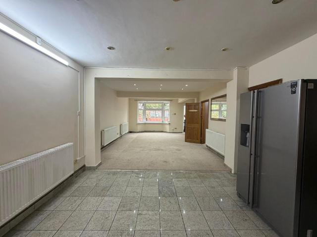 Fern Lane, Hounslow TW5 3 bed semi detached house to rent £2,495 pcm £576 pw
