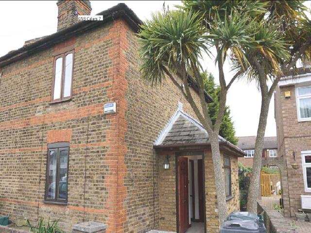Fern Lane, Heston TW5 4 bed semi detached house to rent £2,450 pcm £565 pw