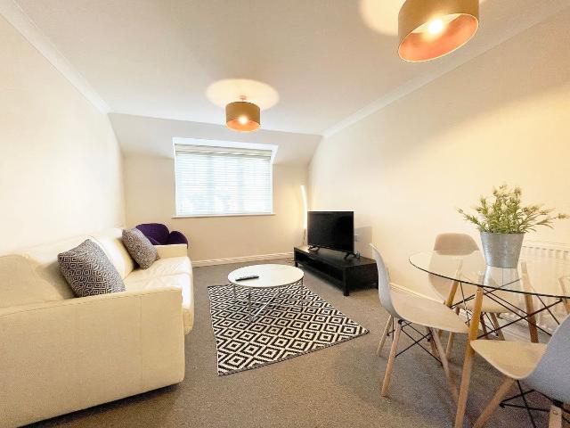 Fern Place, Farnborough GU14, 2 bed flat to rent, £1,450 pcm | PrimeLocation