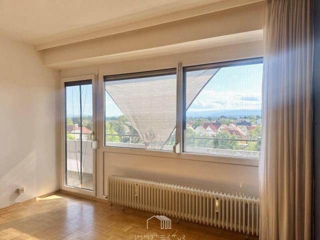 FERNBLICK AUF LIEBENAU: Helle 2,5 Zimmer Wohnung mit Loggia