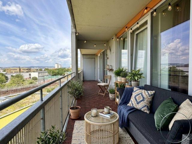 Fernblick inklusive: Stilvolle 3 Zimmer Wohnung mit großer Loggia & U6 Nähe