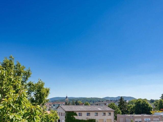 Fernblick Uneinsehbar* Sonnige 5,5 Zimmer Wohnung mit 2 Eingängen, 2 Loggien und Garagenbox
