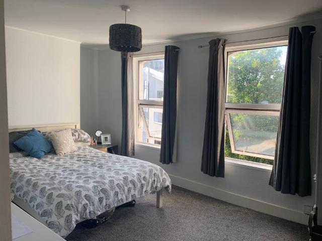 Ferndale Raod, London SW9 2 bed flat to rent £2,300 pcm £531 pw