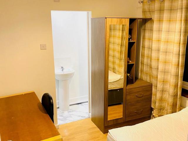 Ferndale Road, Liverpool, L15 3JZ, United Kingdom | Room for rent #124213096 | Rentberry
