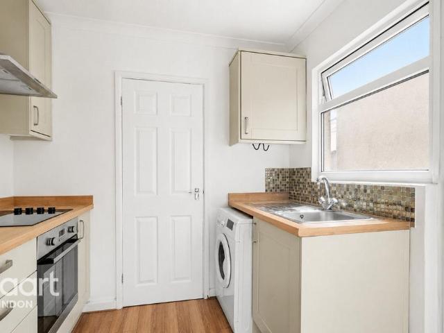 Ferndale Road, Swindon 2 bed terraced house to rent £1,200 pcm £277 pw
