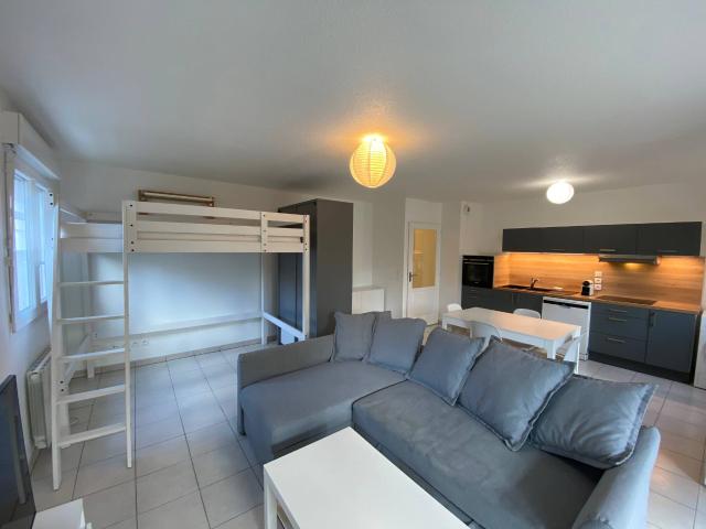 Ferney Voltaire: Grand Studio Meublé à Neuf / Large Studio Apartment Newly Furnished