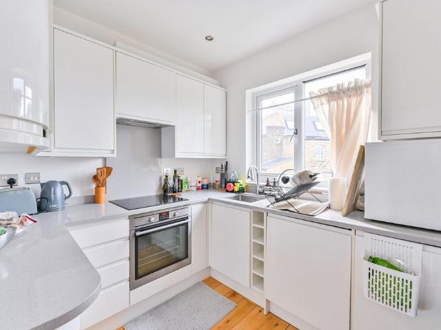 Fernhead Road, Maida Vale, London, W9 2 bed flat to rent £3,000 pcm £692 pw