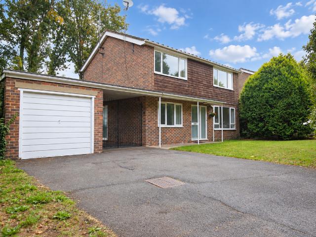 Fernhill Close, Woking GU22, 3 bed detached house to rent, £2,500 pcm | PrimeLocation