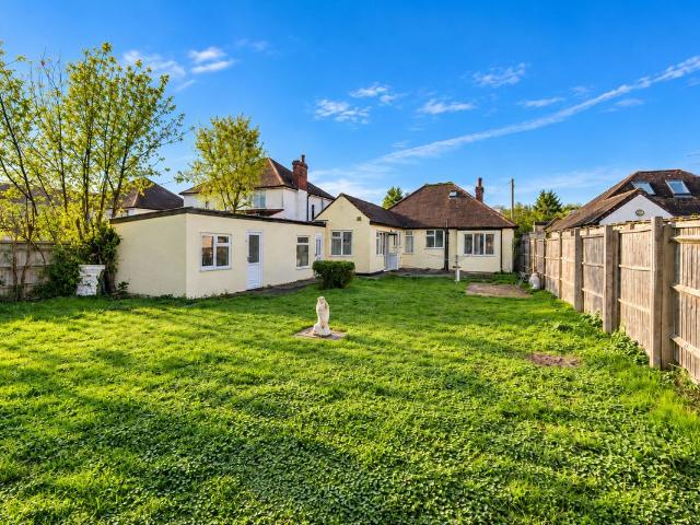 Fernhill Road, Begbroke OX5, 3 bed detached bungalow to rent, £1,800 pcm | PrimeLocation
