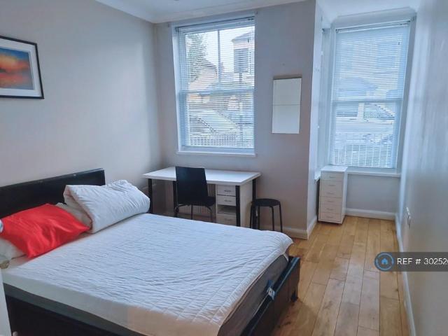 Fernhurst Place, London, SW18 2 bed flat to rent £2,050 pcm £473 pw