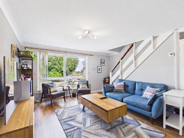 Fernley Court, Maidenhead, Berkshire. 2 bed maisonette to rent £1,600 pcm £369 pw
