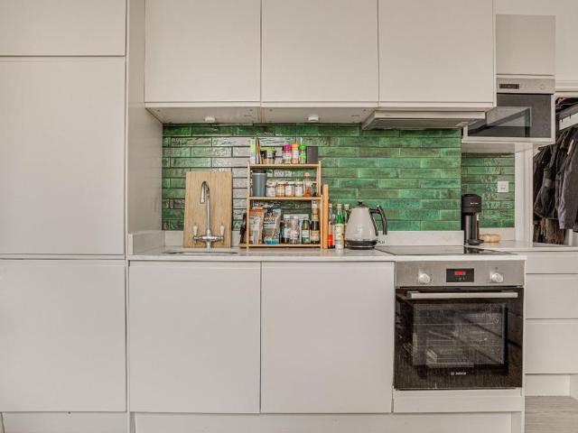 Fernlea Road, London, SW12 1 bed flat to rent £2,250 pcm £519 pw