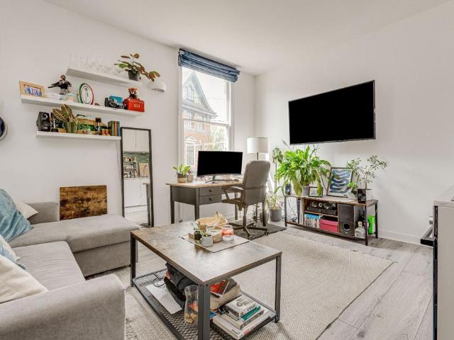 Fernlea Road, London, SW12 1 bed flat to rent £2,250 pcm £519 pw