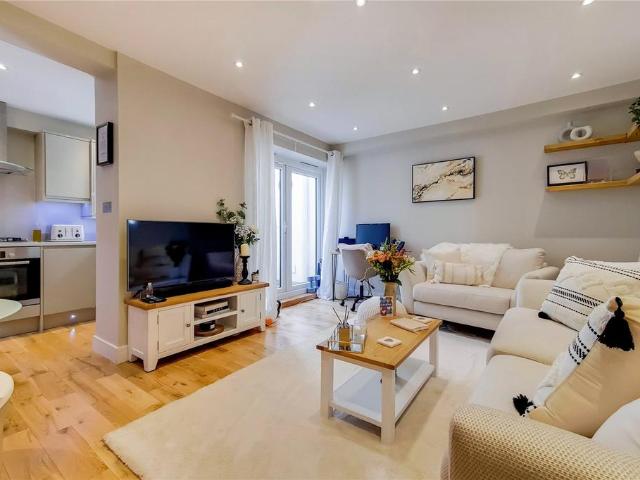 Fernlea Road, London, SW12 1 bed flat to rent £2,350 pcm £542 pw