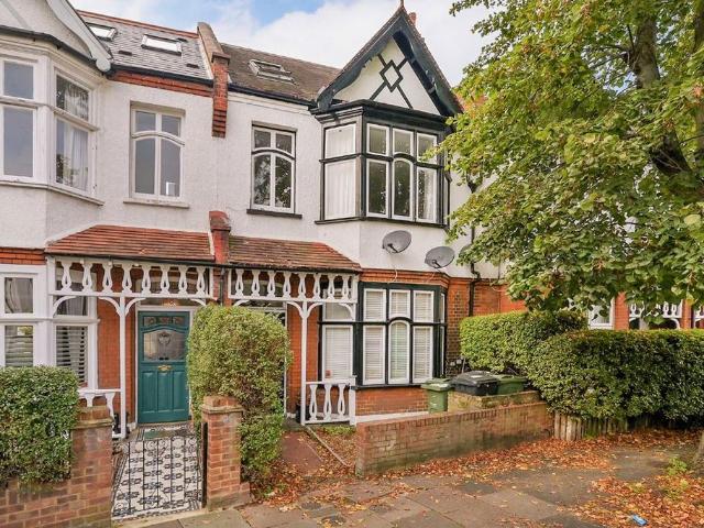 Fernwood Avenue, London SW16 3 bed flat to rent £2,495 pcm £576 pw