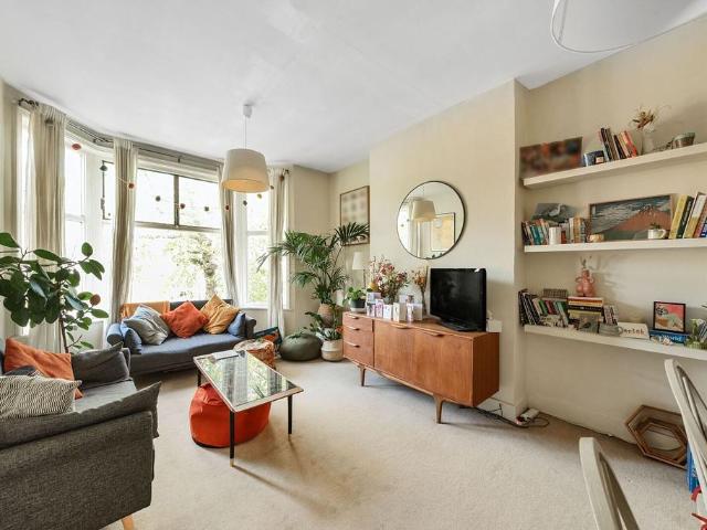 Fernwood Avenue, Streatham, London, SW16 2 bed flat to rent £2,200 pcm £508 pw